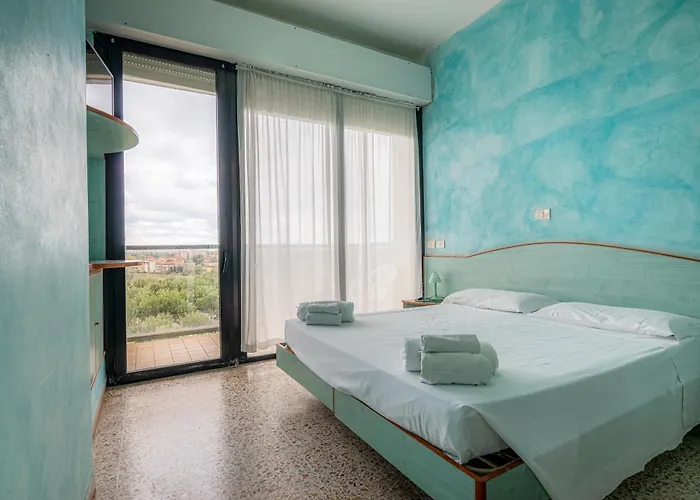 Crown Hotel 3*